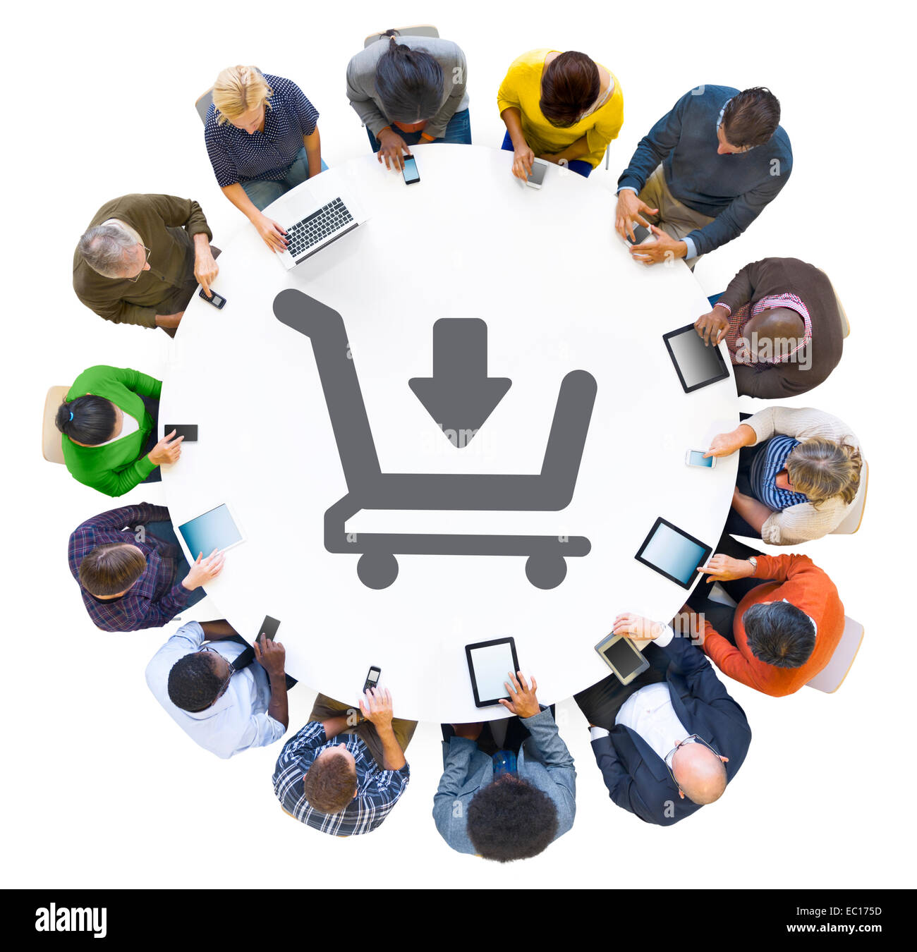 Menschen mit digitalen Geräten mit Shopping Warenkorb-Symbol Stockfoto