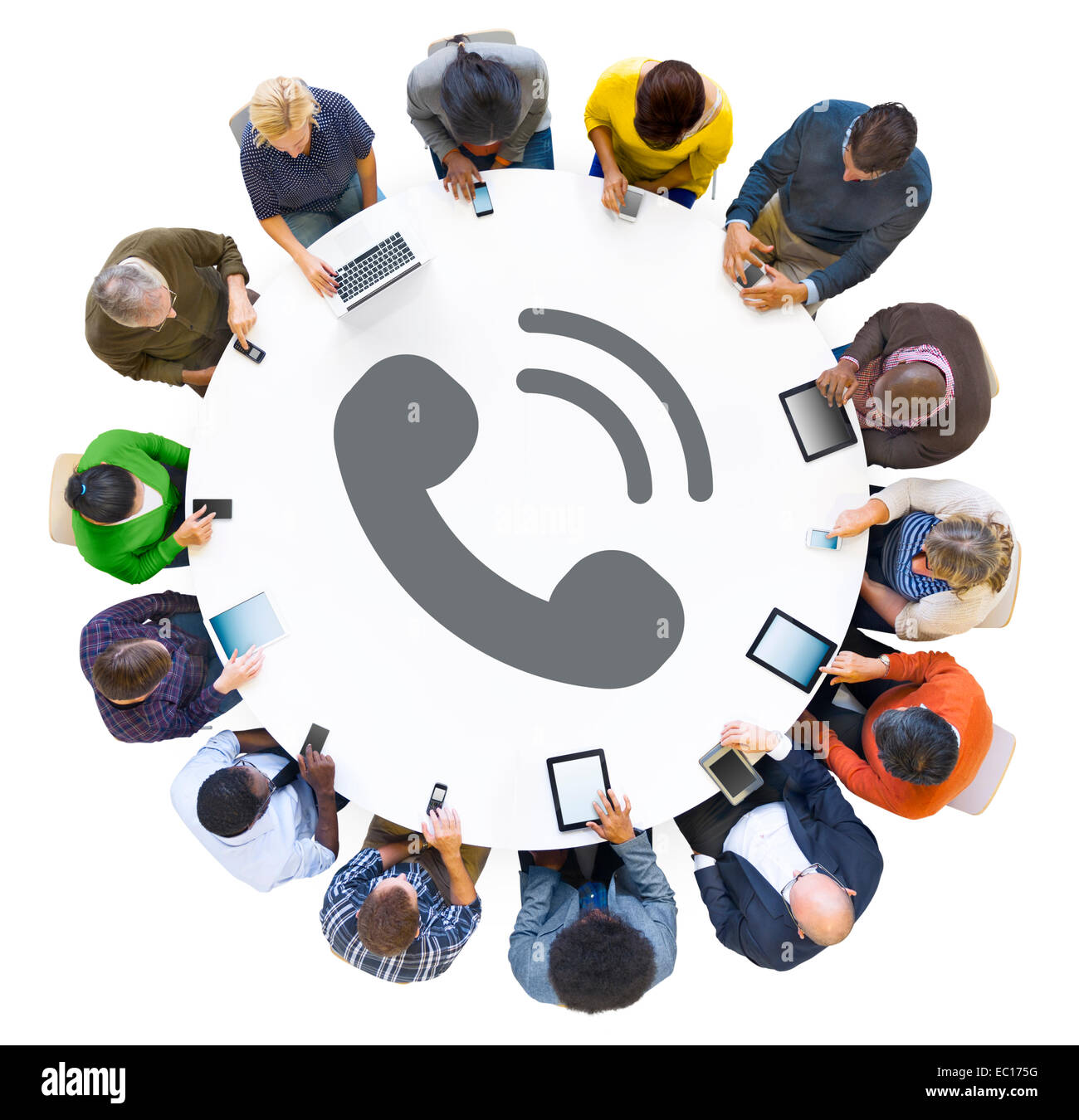 Multiethnische Menschen mit digitalen Geräten mit Telefonsymbol Stockfoto