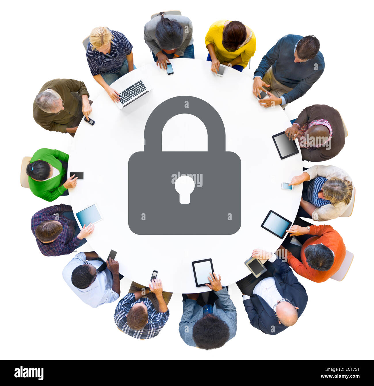 Multiethnische Menschen mit digitalen Geräten mit Sicherheitssymbol Stockfoto