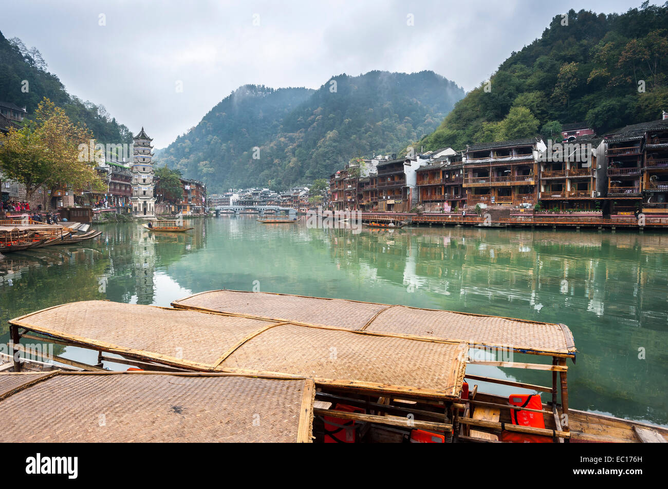 Boote auf dem Fluss tuojiang, fenghuang antike Stadt, China Stockfoto