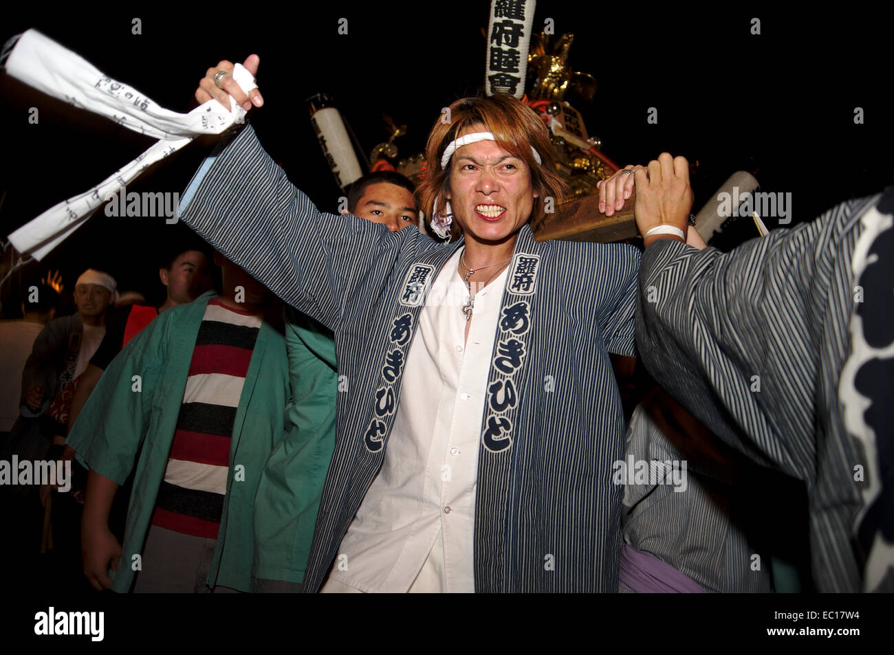 Festival-Teilnehmer tragen die Omikoshi (tragbarer Schrein) bei der Las Vegas Akimatsuri 25. Oktober 2014. 2014 war das erste ja Stockfoto