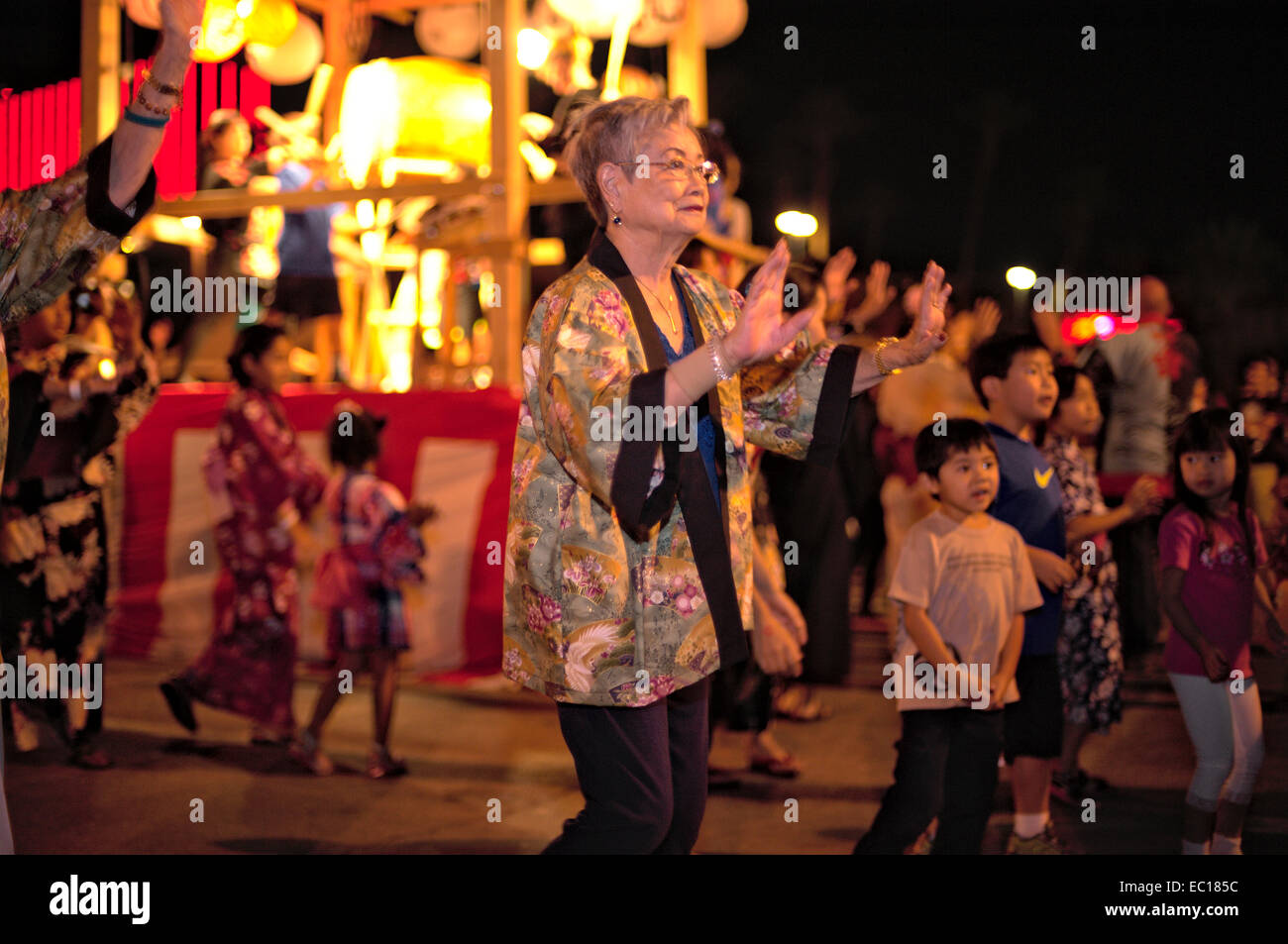 Festival-Teilnehmer während der Bon Odori tanzen tanzen bei der Las Vegas Akimatsuri 25. Oktober 2014. Die Tänzer tanzen rund um die Stockfoto