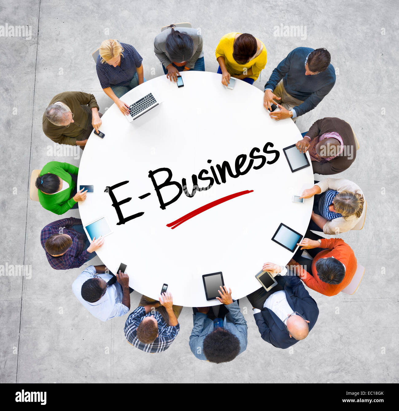 Multiethnische Gruppe von Geschäftsleuten mit E-Business Stockfoto