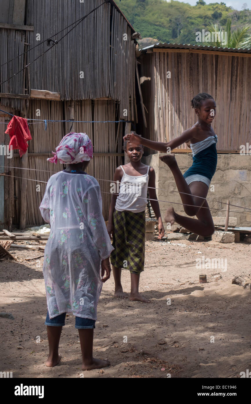 Mädchen auf Nosy Combo Madagaskar überspringen Stockfoto