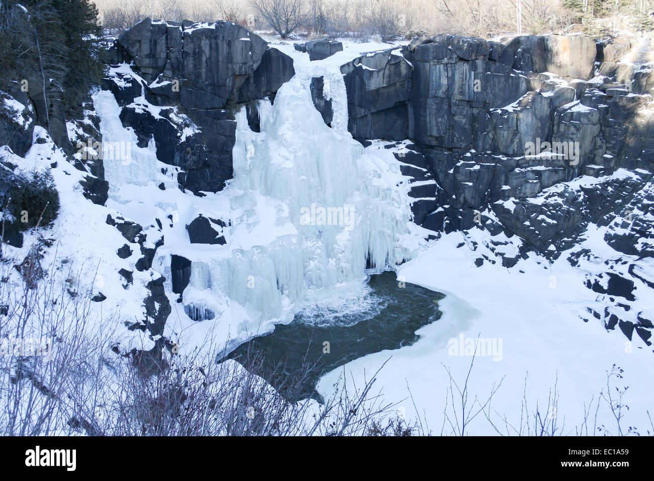 Taube-Falls, Minnesota, Vereinigte Staaten. Die gefrorenen Wasserfall in der Nähe der Grenze zu Kanada. Stockfoto