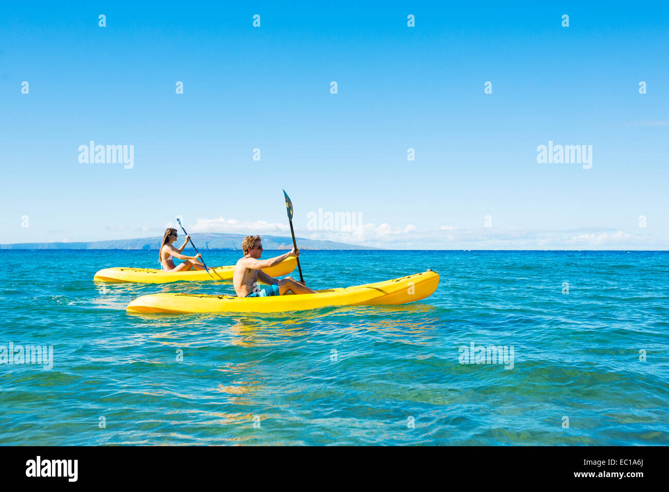 Mann und Frau im Urlaub im tropischen Ozean Kajak Stockfoto