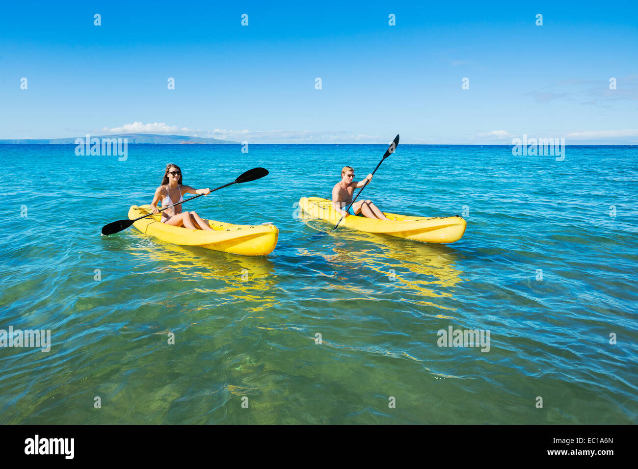 Paar Kajakfahren im Meer in den Urlaub Stockfoto