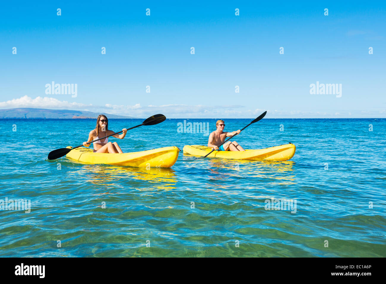 Paar Kajakfahren im Meer in den Urlaub Stockfoto