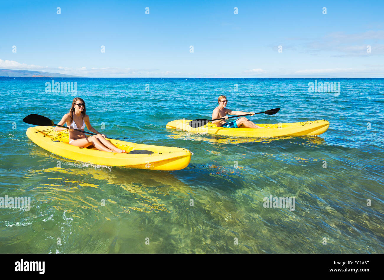 Paar Kajakfahren im Meer in den Urlaub Stockfoto
