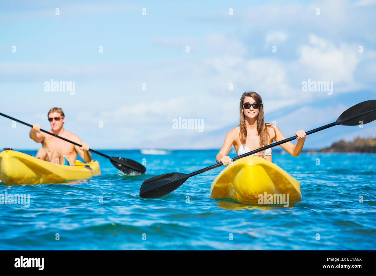 Paar Kajakfahren im Meer in den Urlaub Stockfoto