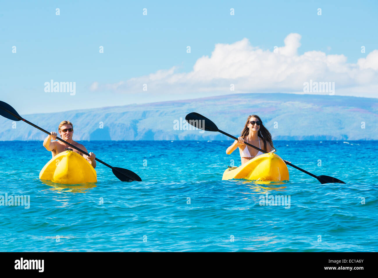 Paar Kajakfahren im Meer in den Urlaub Stockfoto