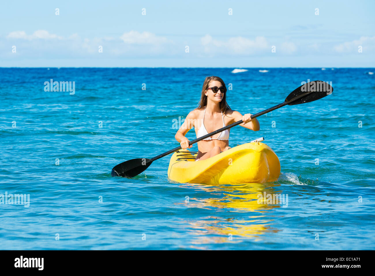 Frau Kajakfahren im Meer im Urlaub auf Hawaii Stockfoto