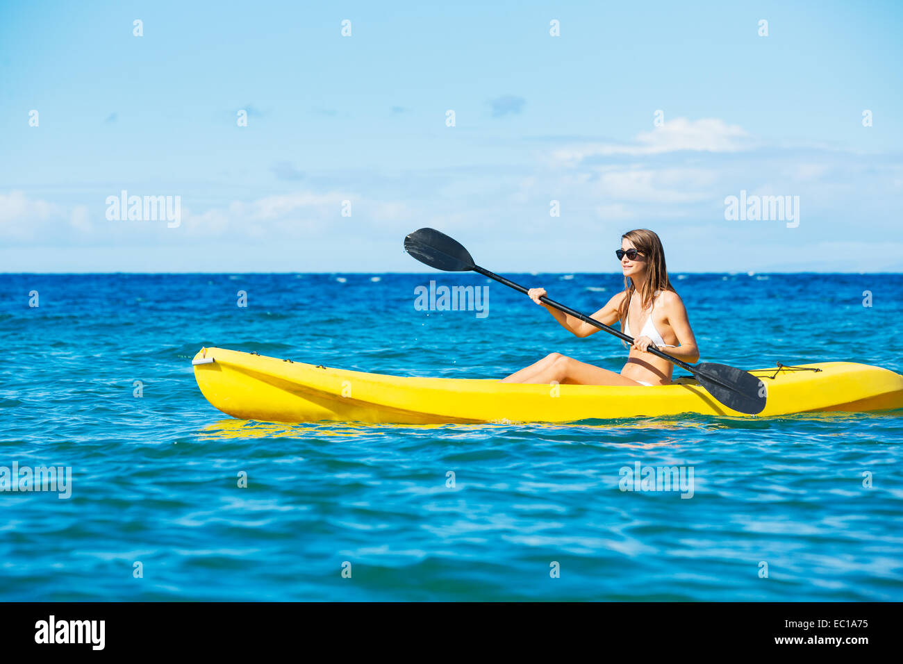 Frau Kajakfahren im Meer im Urlaub auf Hawaii Stockfoto