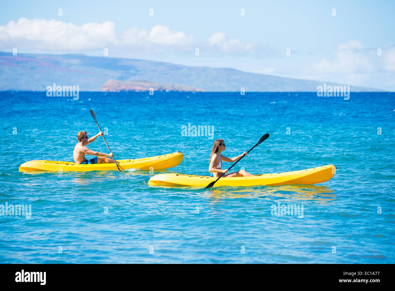Paar Kajakfahren im Meer in den Urlaub Stockfoto