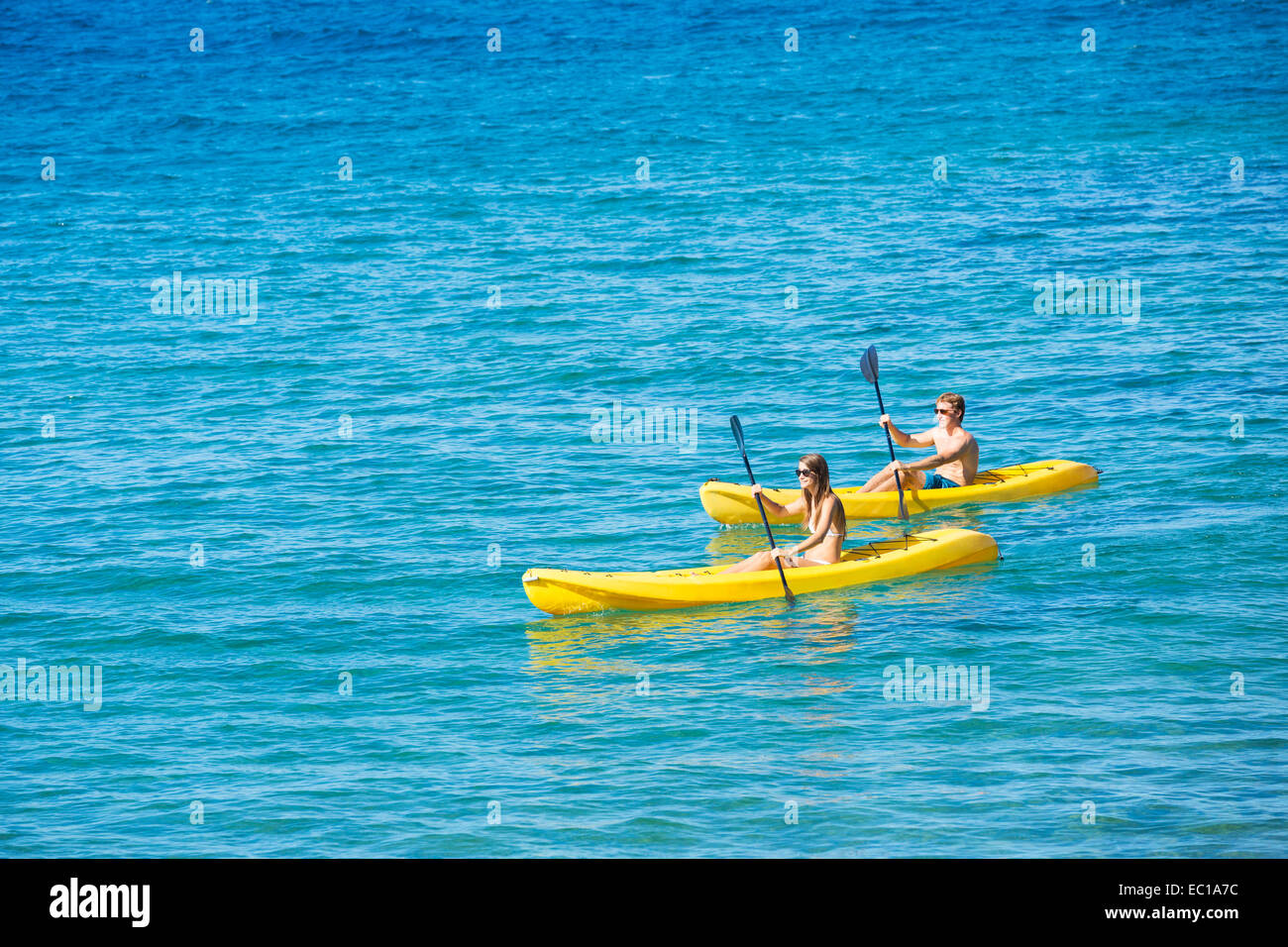Paar Kajakfahren im Meer in den Urlaub Stockfoto