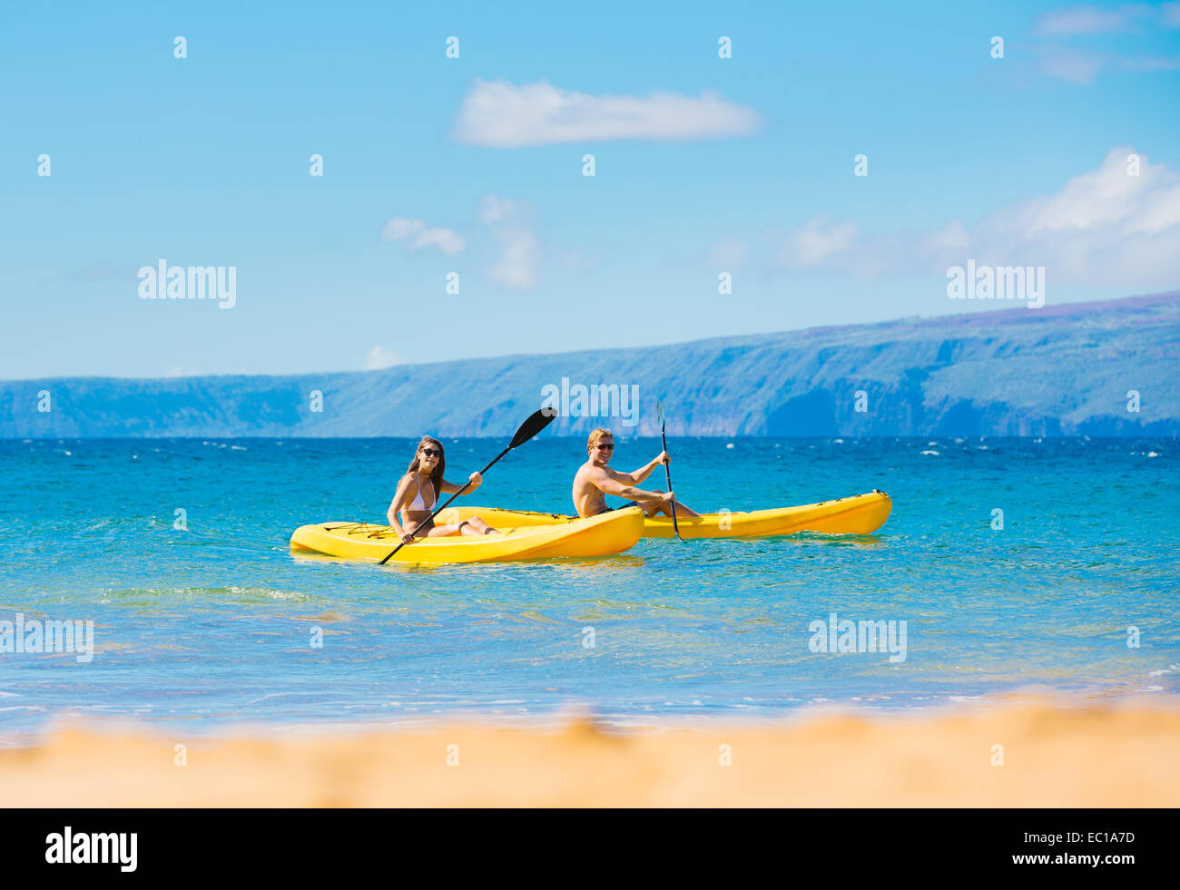 Paar Kajakfahren im Meer in den Urlaub Stockfoto