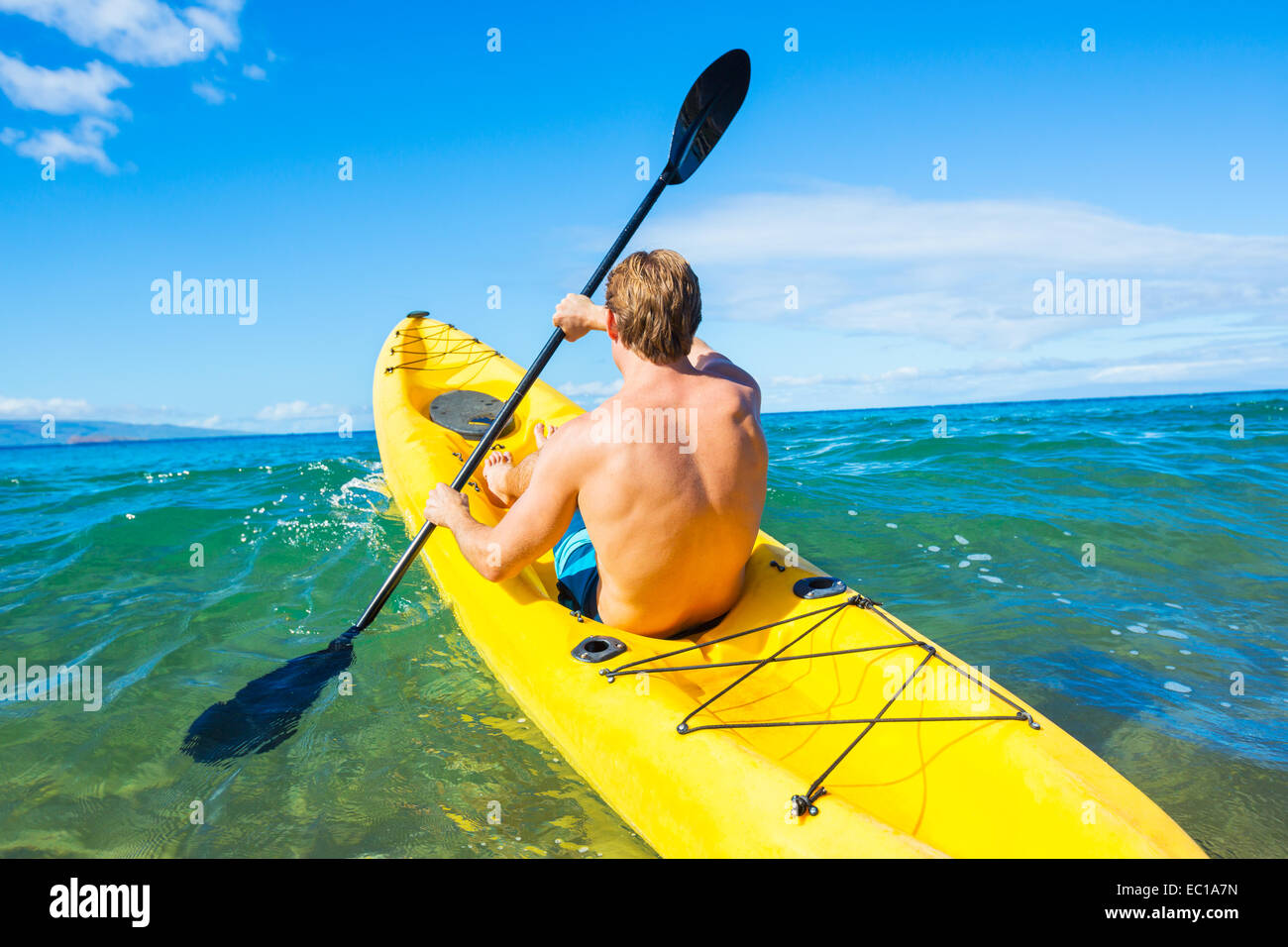 Mann im tropischen Ozean Kajak Stockfoto