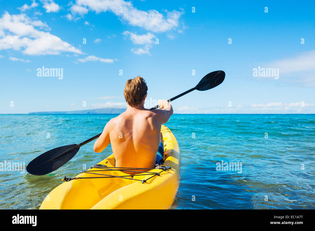 Mann im tropischen Ozean Kajak Stockfoto