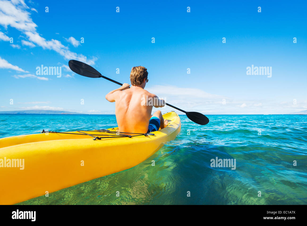 Mann im tropischen Ozean Kajak Stockfoto