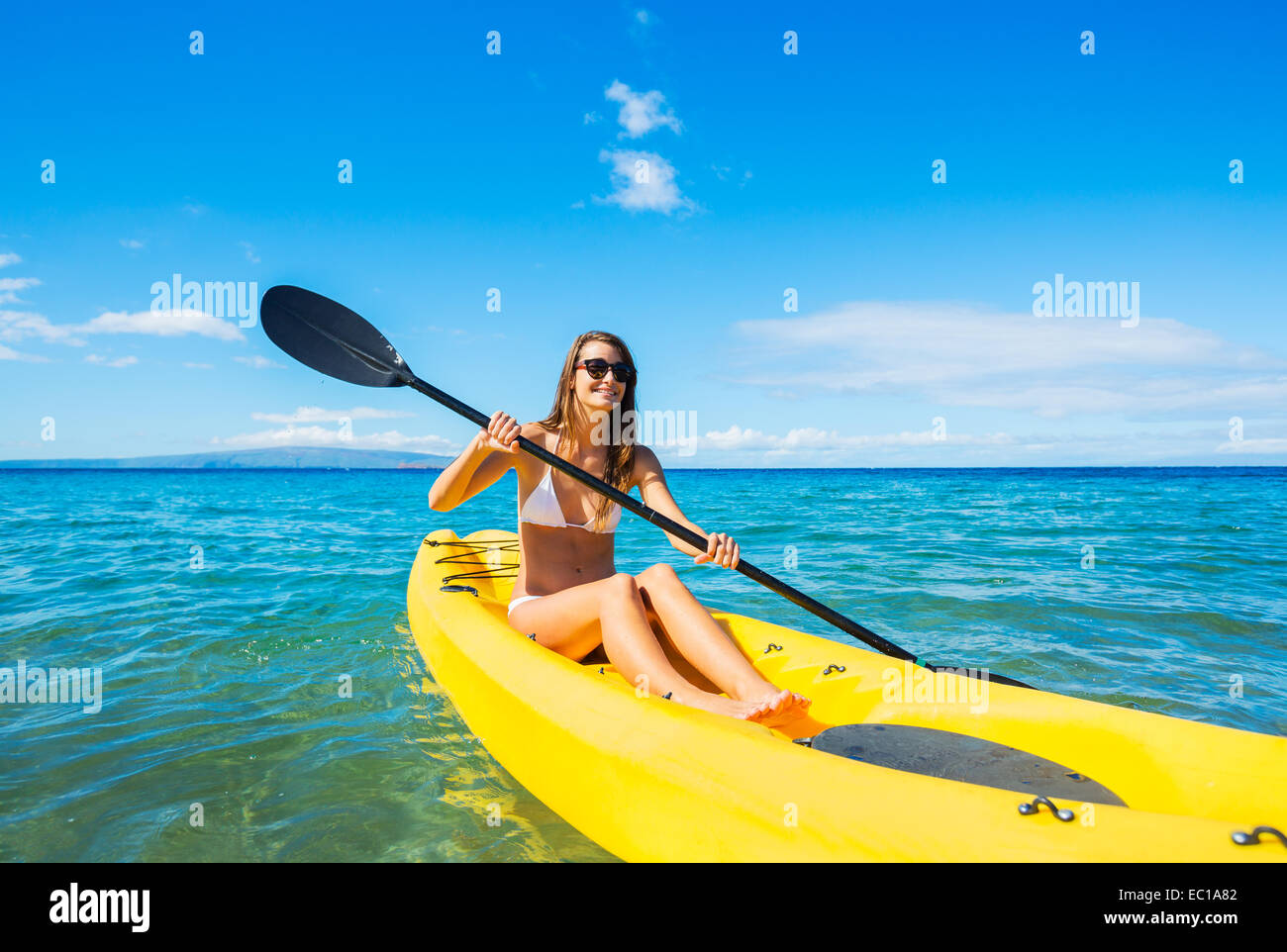 Frau im Ozean Kajak Stockfoto