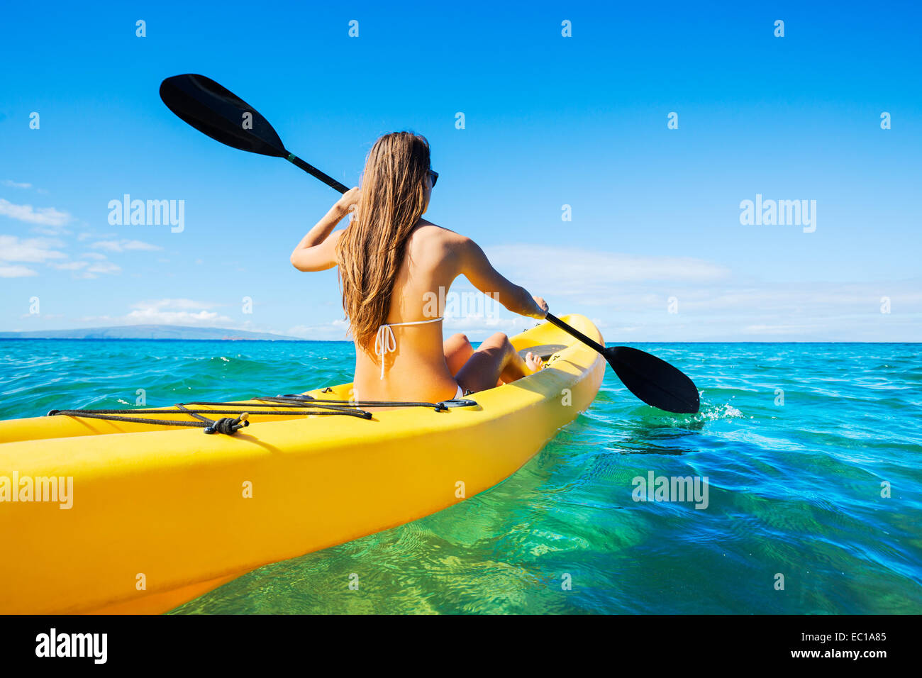 Frau Kajakfahren im Meer im Urlaub auf Hawaii Stockfoto