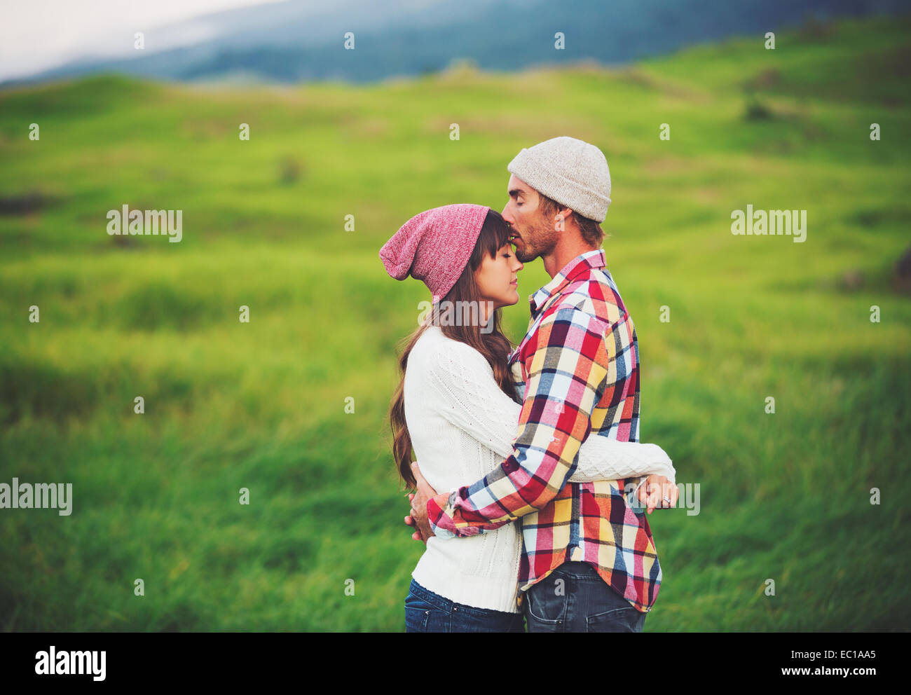 Romantische junges Paar in Liebe im freien Stockfoto