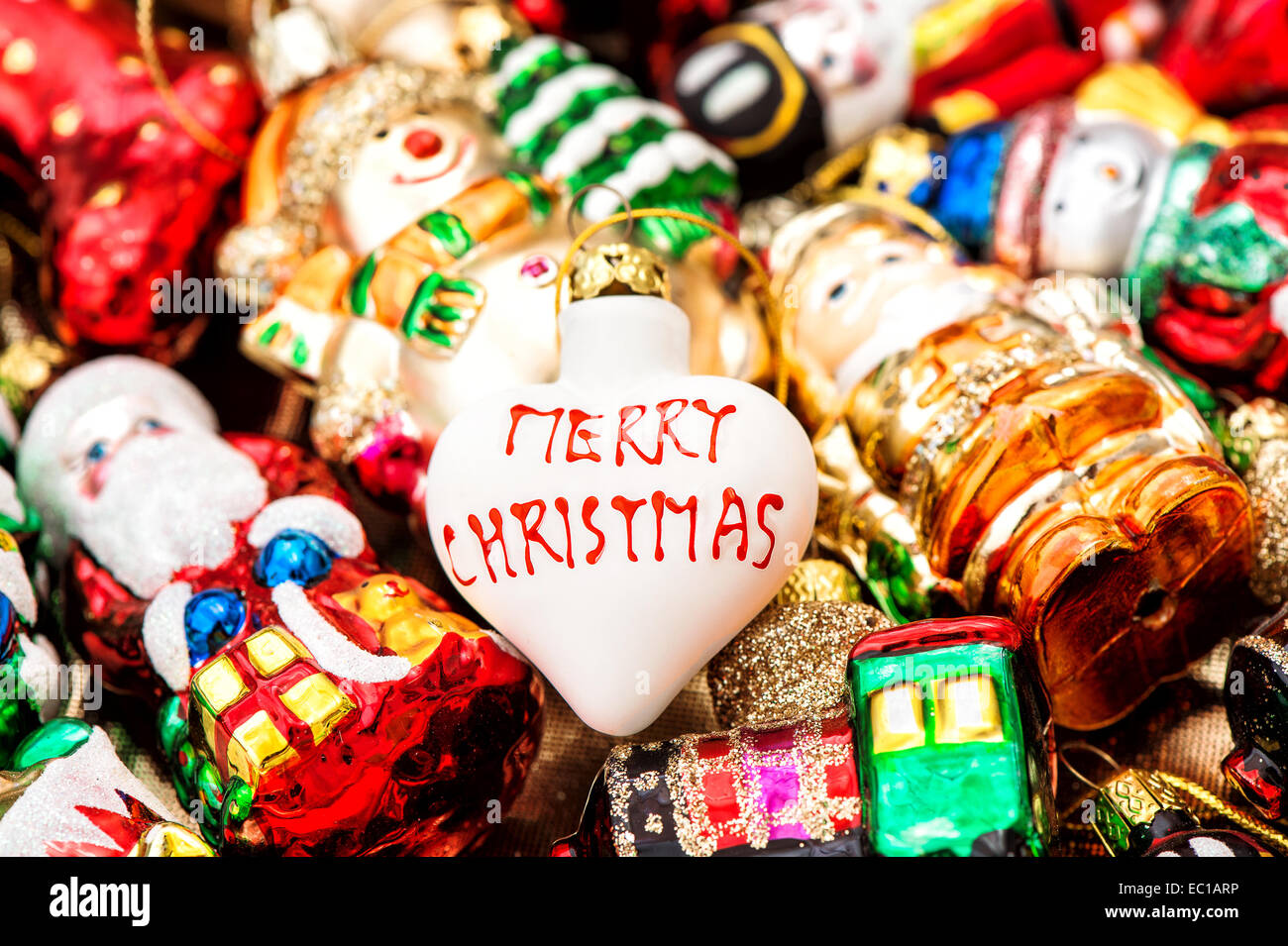 Weihnachtsbaum-Kugel und bunten Ornamenten. Merry Christmas Card Konzept Stockfoto