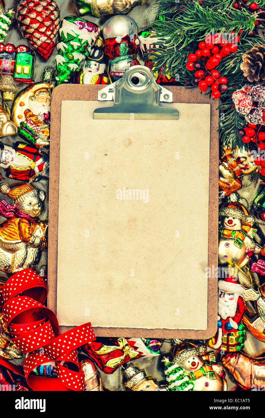 Zwischenablage mit Papier für einen Brief. Weihnachten Urlaub Hintergrund. Retro-Stil getönten Bild Stockfoto