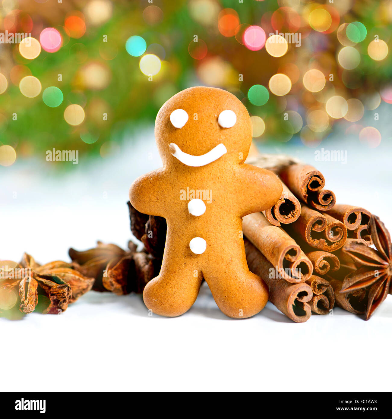 lächelnde Lebkuchenmann mit weihnachtlichen Gewürzen. selektiven Fokus. defokussierten Lichtereffekt Stockfoto