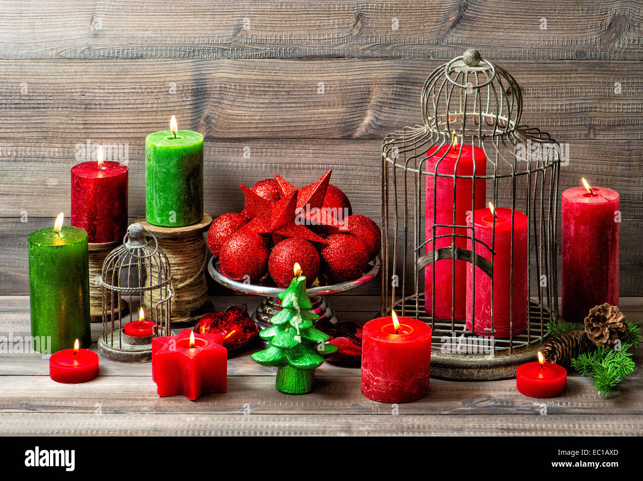 Weihnachten-Stillleben mit brennenden Kerzen und roten Kugeln. nostalgische home Innendekoration Stockfoto