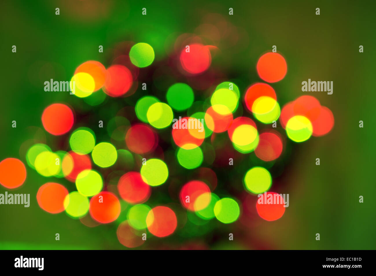 defokussierten Lichter von Christbaumschmuck. glänzend grünen Hintergrund Stockfoto