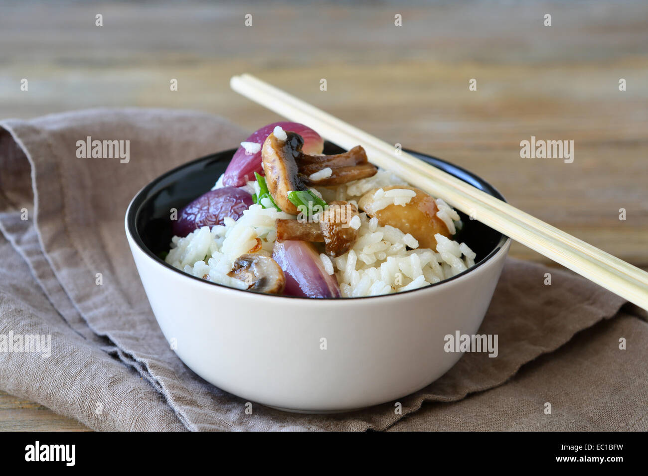 Reis mit Pilzen und Zwiebeln, Essen Stockfoto