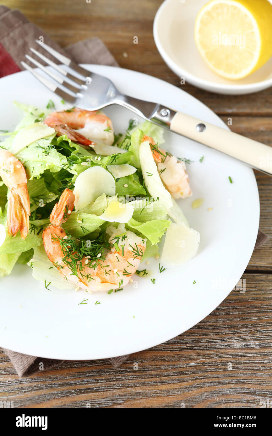 Köstlicher Salat mit Garnelen, Salat und Käse. Meeresfrüchte Stockfoto