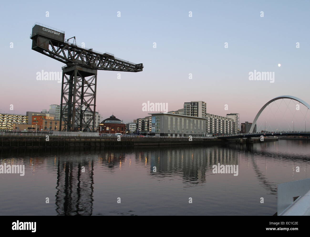 Finnieston Crane und Clyde Arc in der Abenddämmerung Glasgow Schottland Dezember 2014 Stockfoto