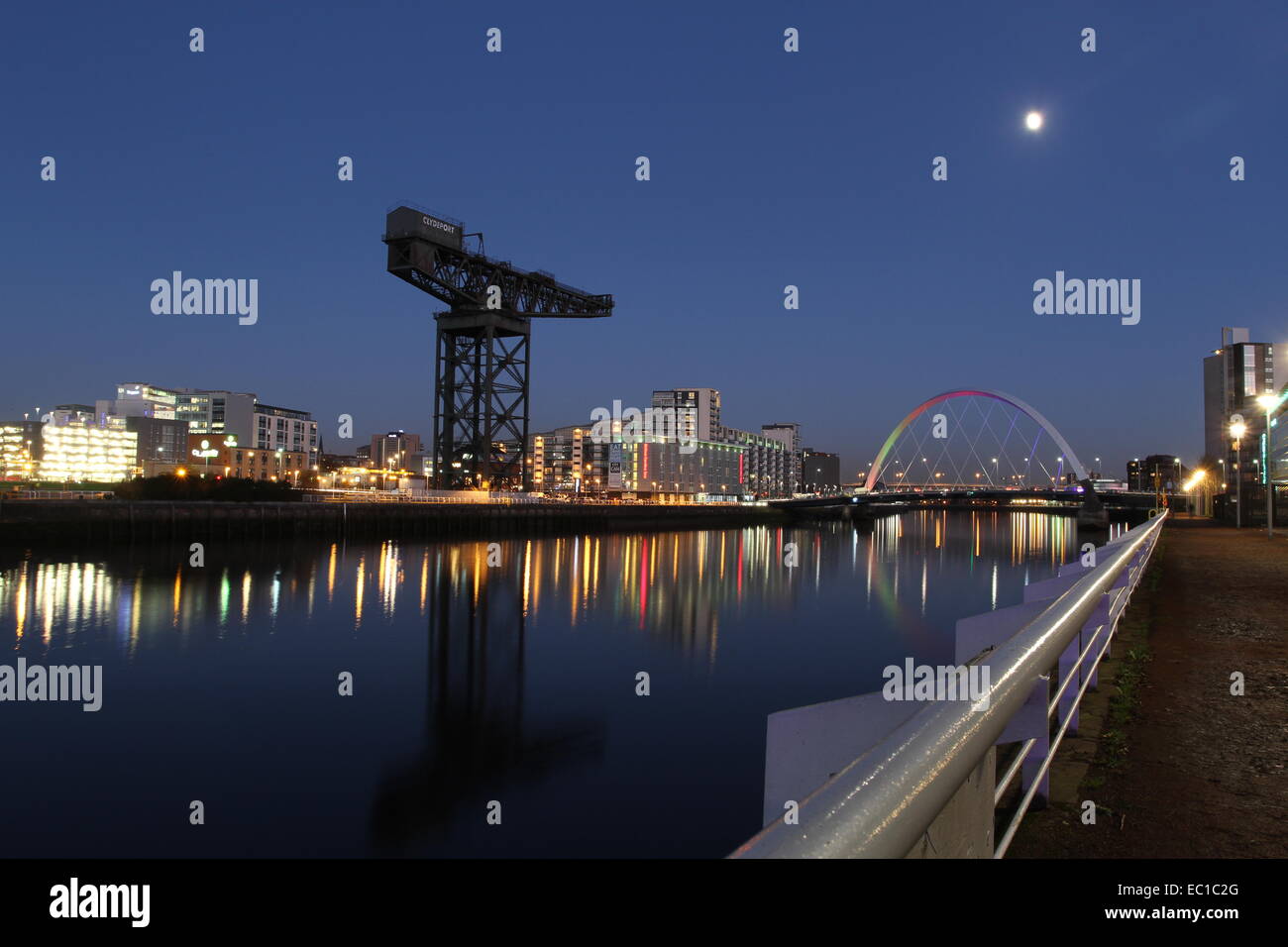 Finnieston Kran und Clyde Arc bei Nacht Glasgow Schottland Dezember 2014 Stockfoto