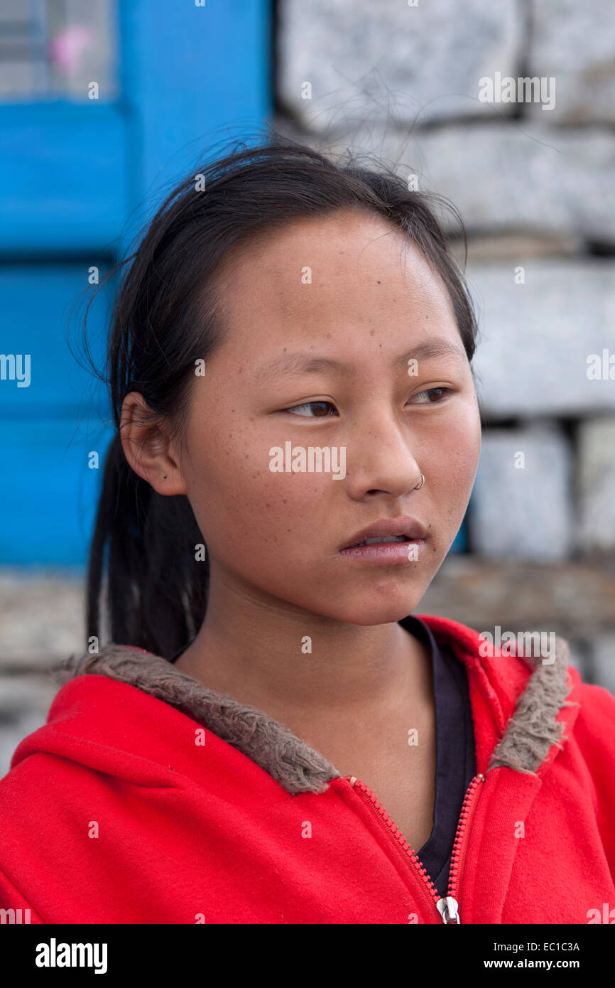 Nepalesische Sherpa Junge Madchen Vor Ihrem Haus Everest Region Solukhumbu Bezirk Himalaya Nepal Stockfotografie Alamy