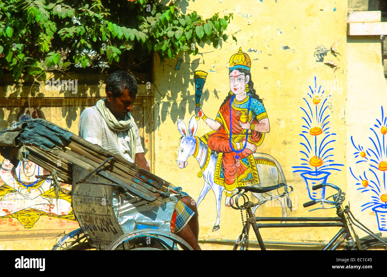 Mann und seine Fahrradrikscha in Varanasi, Indien Stockfoto