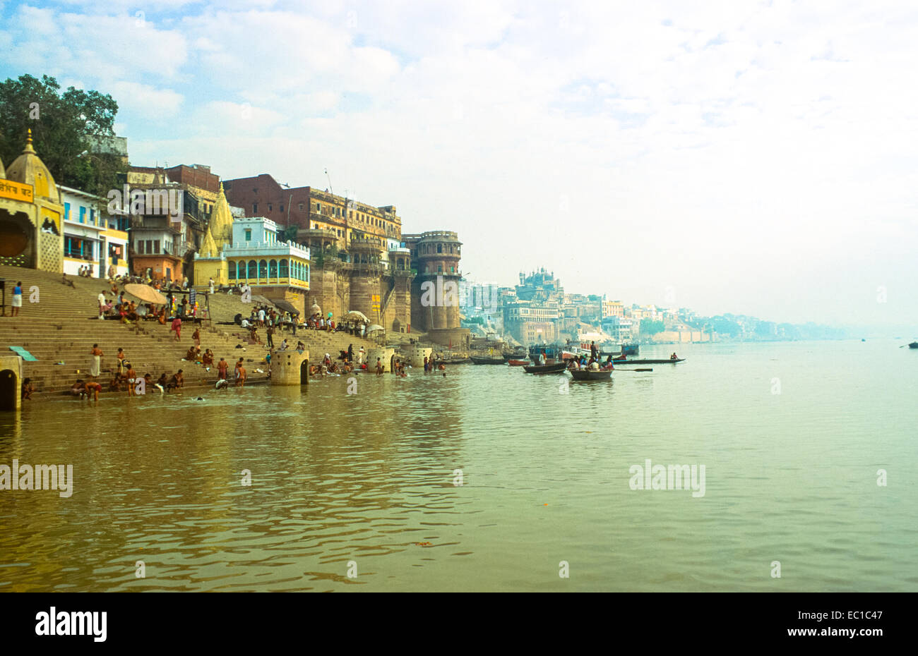 Blick auf den Ghats von Varanasi und Flussufer vom Ganges in Indien Stockfoto
