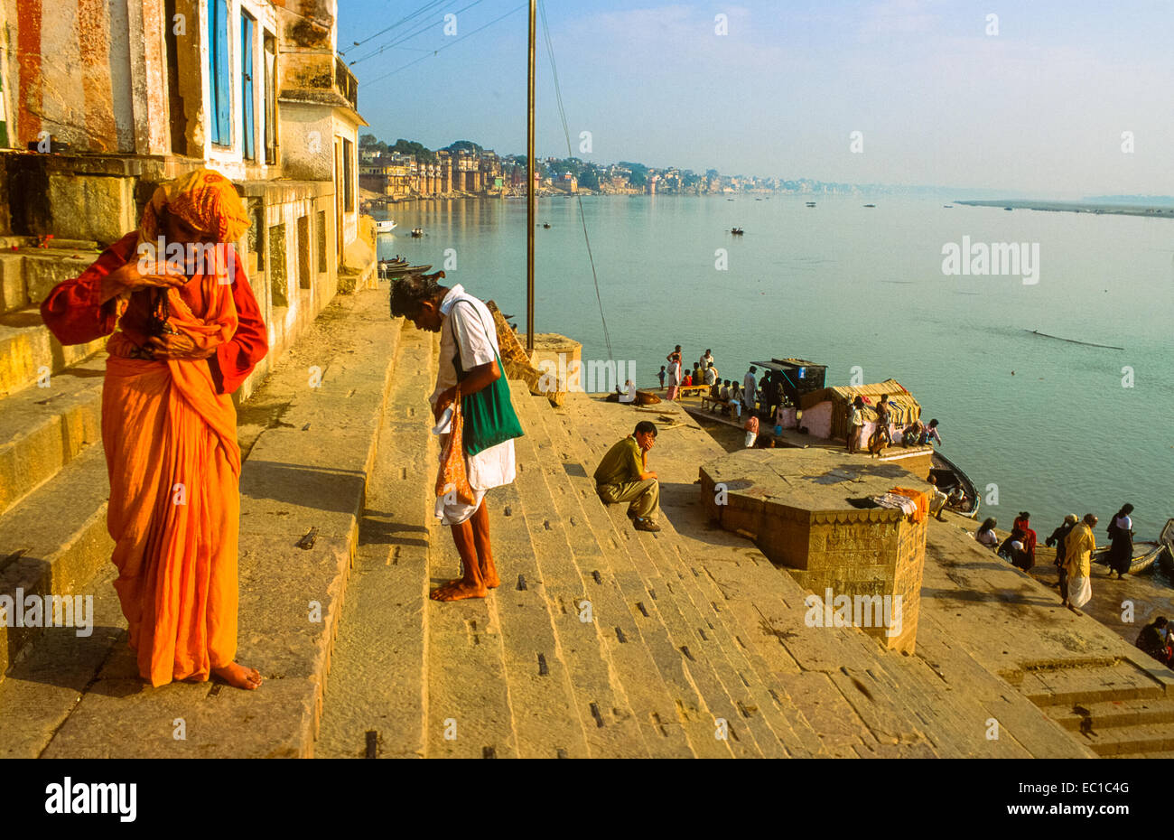 Banken und Ghats am Fluss Ganges in Varanasi in Indien Stockfoto