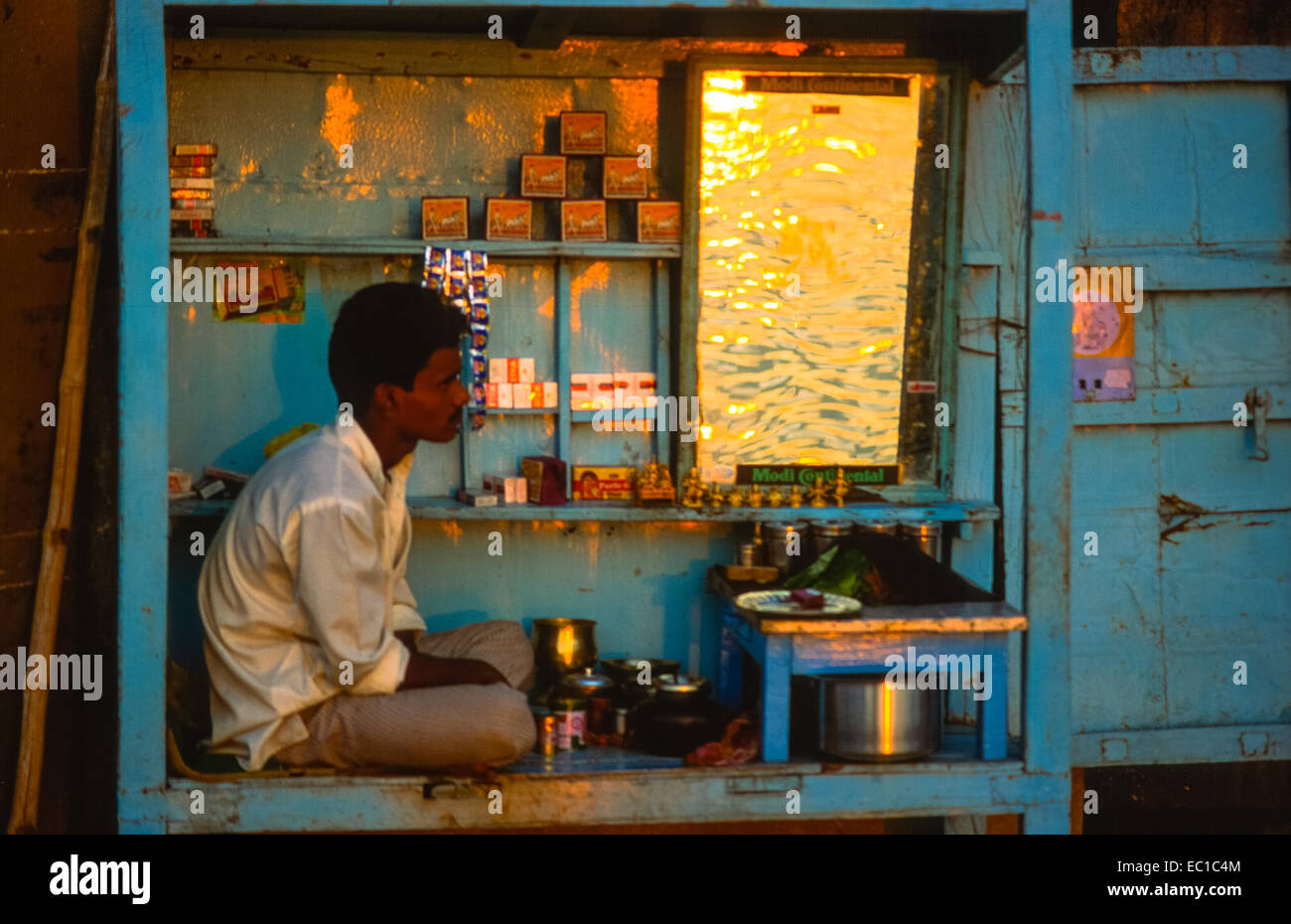 kleines Café am Ufer des Flusses Ganges in Varanasi, Indien Stockfoto