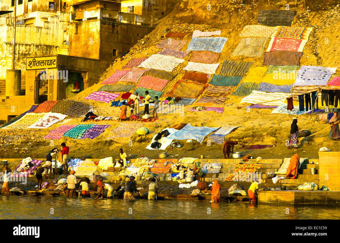 Waschen an den Ganges in Varanasi in Indien Stockfoto