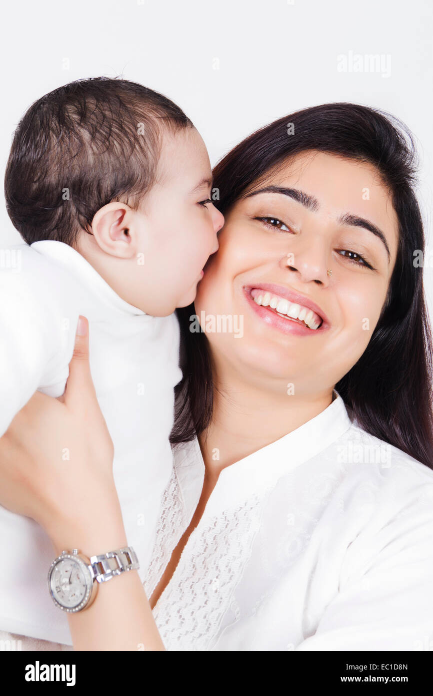 Indian Mother Caring sein Baby Stockfoto