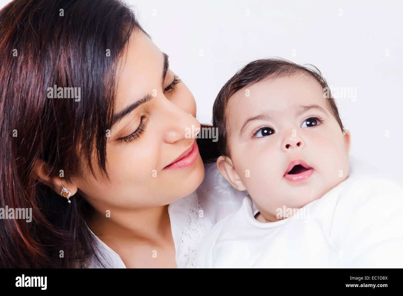 Indian Mother Caring sein Baby Stockfoto