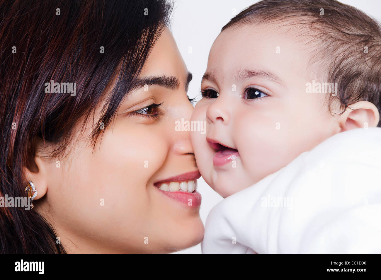 Indian Mother Caring sein Baby Stockfoto