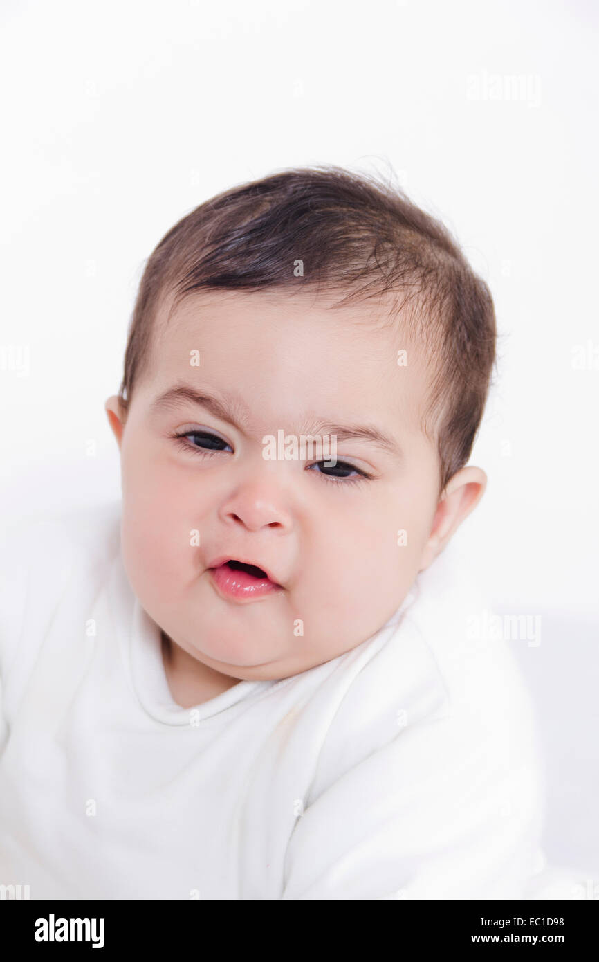 1 indische Kind sitzen Stockfoto