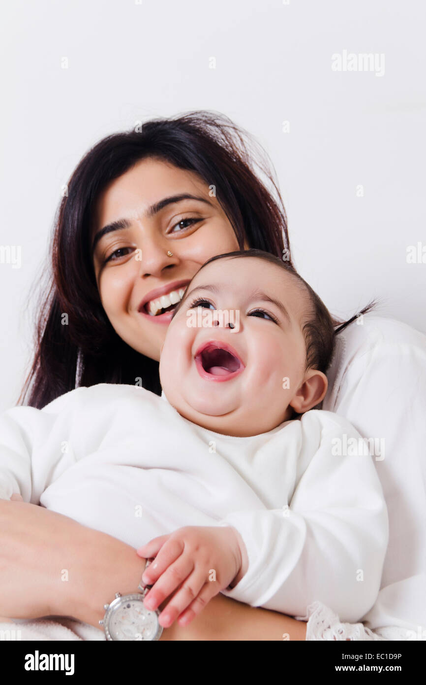 Indian Mother Caring sein Baby Stockfoto