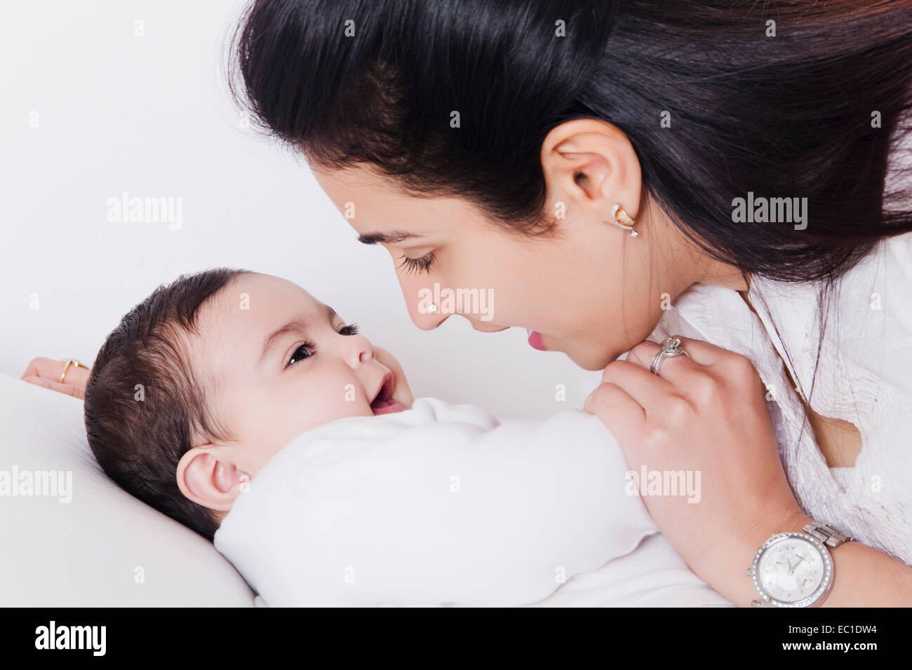 Indian Mother Caring sein Baby Stockfoto