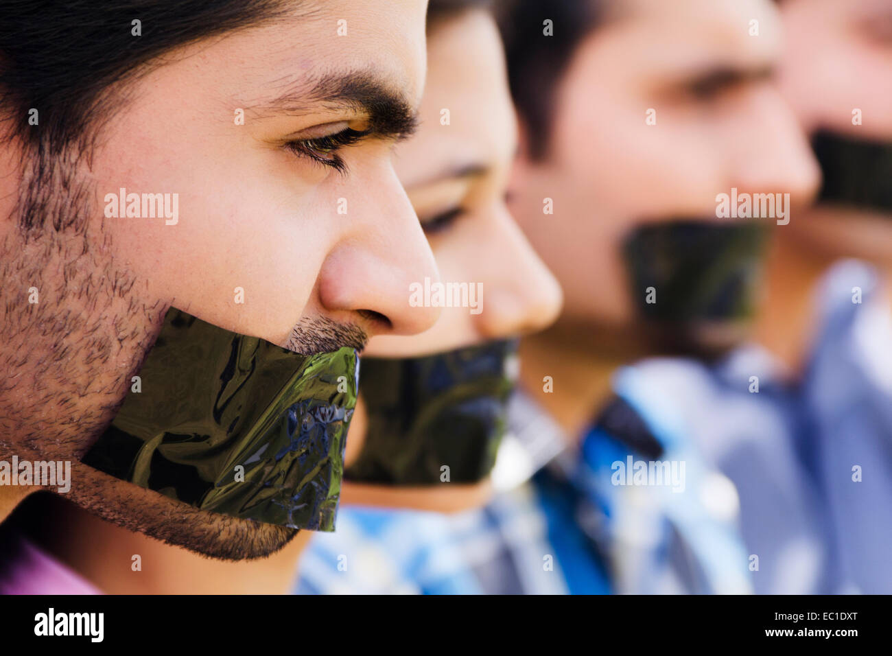 indische Freunde Gruppe Massen Pflaster Stockfoto