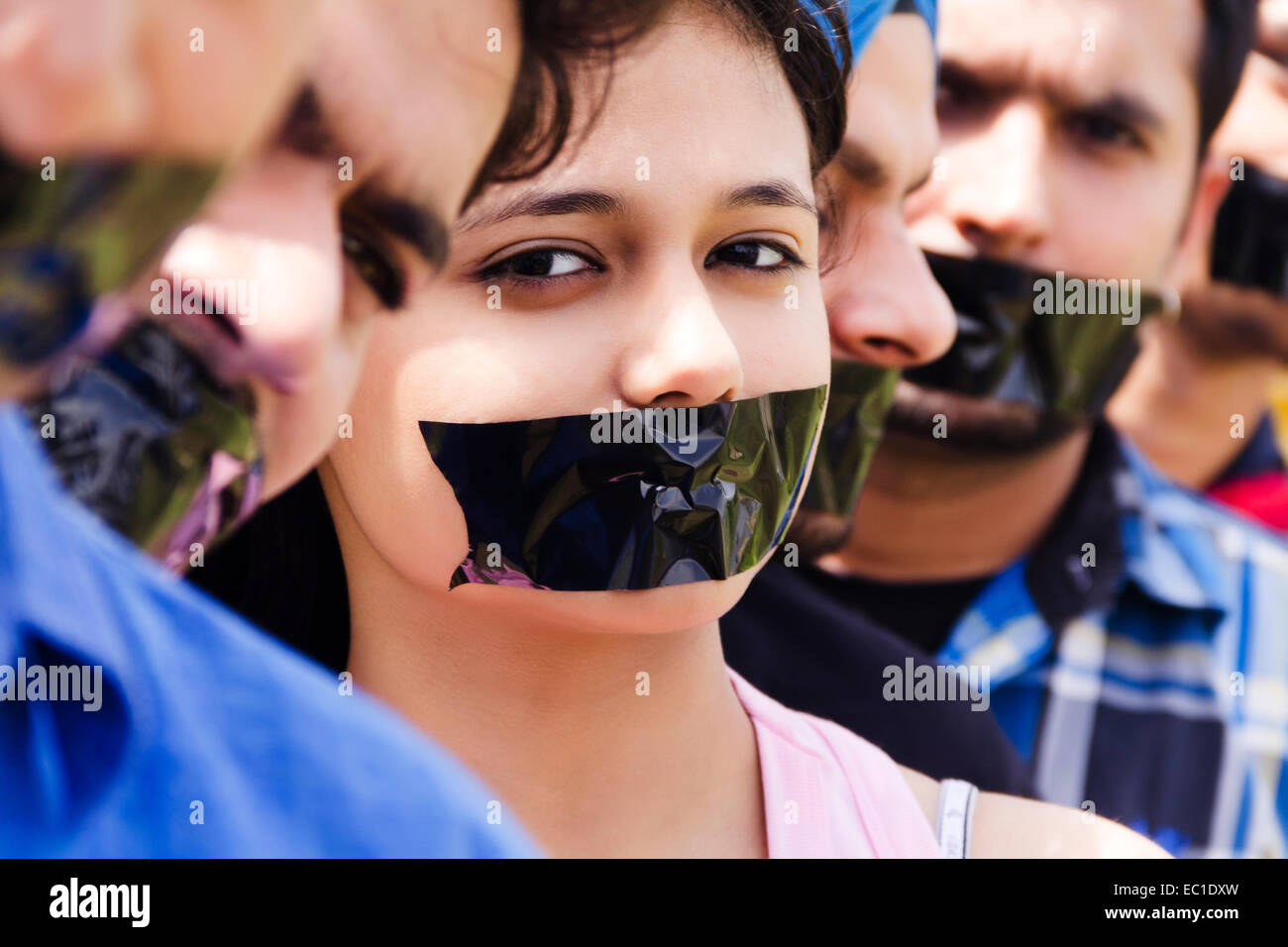 indische Freunde Gruppe Massen Pflaster Stockfoto