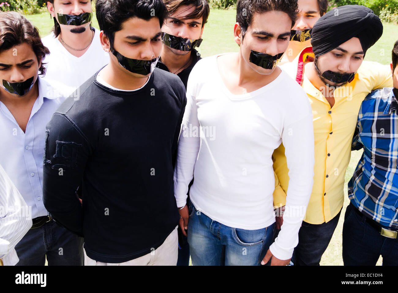 indische Freunde Gruppe Massen Pflaster Stockfoto